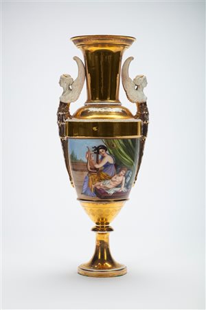 Grande vaso biansato in porcellana a fondo dorato. Manifattura di Parigi, inizio del XIX secolo