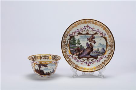 Importante tazzina da tè con piattino in porcellana. Manifattura di Meissen, 1725 circa