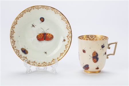 Rara tazza con piattino in porcellana con decoro policromo a farfalle e insetti. Manifattura di Capodimonte, 1750 circa