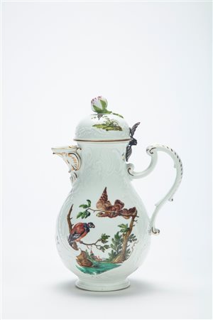 Rara caffettiera con coperchio in porcellana policroma a rilievo. Manifattura di Meissen, 1750-1755