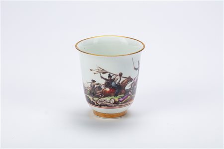 Importante tazza in porcellana policroma decorata con rara scena di battaglia. Manifattura di Meissen, circa 1745