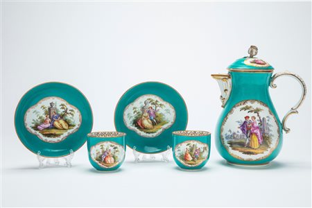 Set da caffè composto da caffettiera e coppia di tazzine con piattino in porcellana. Manifattura di Meissen, inizio del XIX secolo