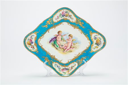 Piatto a losanga con bordo mistilineo in porcellana. Manifattura di Sèvres, probabilmente 1750 circa 