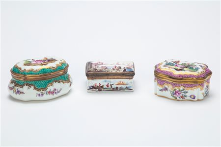 Tre tabacchiere in porcellana. Manifatture del secolo XIX