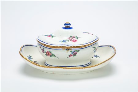 Salsiera con coperchio in porcellana. Manifattura di Sèvres, 1768 circa
