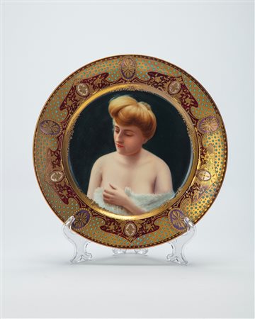 Piatto in porcellana policroma firmato Rosley. Manifattura austriaca, fine secolo XIX