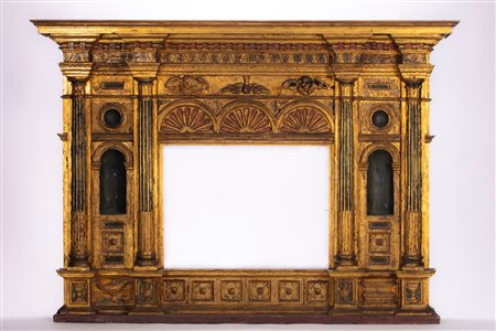 Edicola di impianto architettonico in legno intagliato, dorato e dipinto.