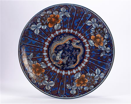 Grande piatto in porcellana policroma. Giappone, secolo XIX