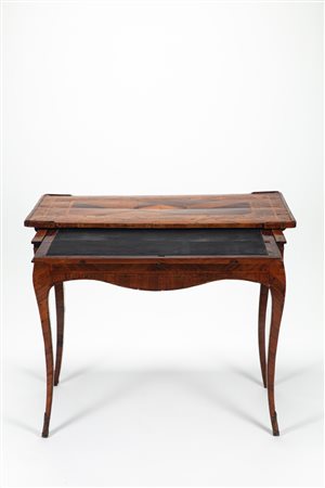 Scrittoio da centro lastronato, filettato e intarsiato. Napoli, secolo XVIII