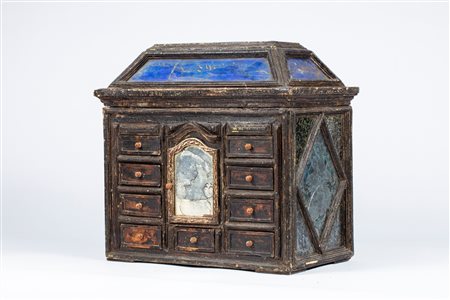 Stipo monetiere da centro in legno ebanizzato e vetri policromi, secolo XVII