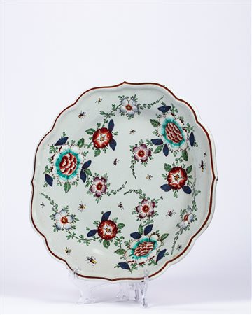 Manifattura Pasquale Rubati, Milano, 1760-80. Piatto in maiolica a gran fuoco a profilo mistilineo