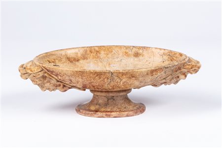 Coppa biansata in marmo con anse a mascheroni, fine secolo XIX