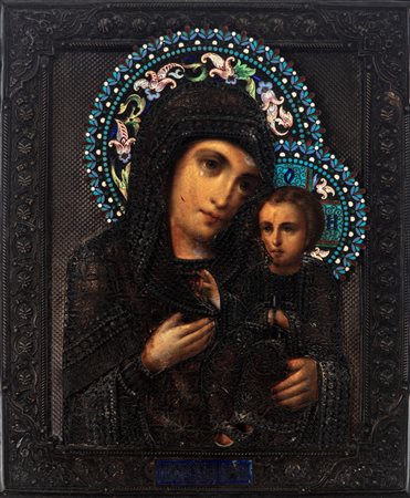 Icona raffigurante la Vergine di Smolensk a tempera su tavola con riza in argento e smalti policromi. Russia, fine secolo XIX/inizio secolo XX