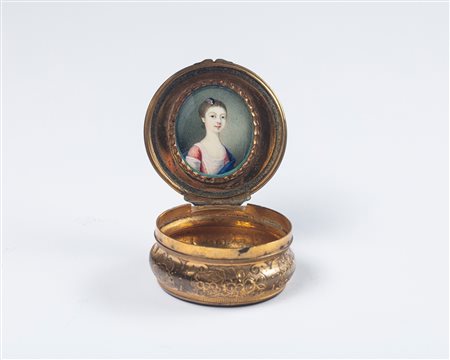 Tabacchiera di forma circolare con coperchio e base in agata montata  in metallo dorato cesellato a volute, motivi floreali e valve di conchiglia. Inghilterra, metà del secolo XVIII