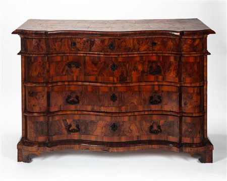 Canterano lastronato in noce e  radica di noce. Veneto, prima metà secolo XVIII