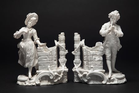 Manifattura veneta, secolo  XVIII. Due gruppi in porcellana bianca raffiguranti suonatore di flauto e gentildonna