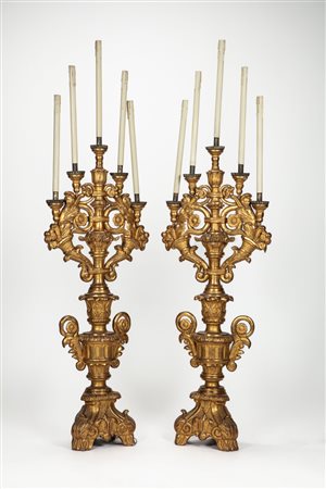 Coppia di candelabri in legno intagliato e dorato, sec XIX.