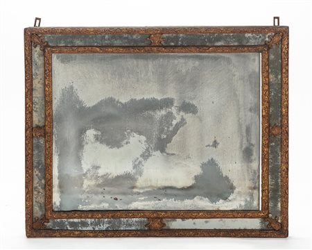 Specchio a due ordini con profili in legno intagliato e dorato, secolo XVIII