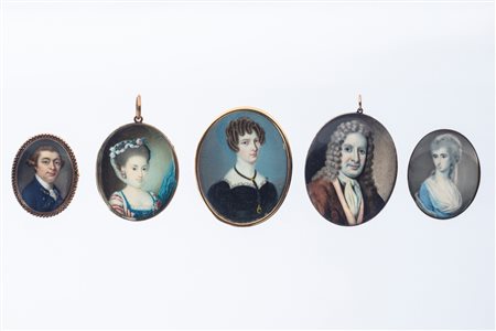 Lotto di cinque miniature su avorio raffiguranti gentiluomini e gentildonne, due in cornice a pendente, una trasformata a spilla. Tre montate in oro basso, due in oro 18 K. Secolo XVIII/XIX