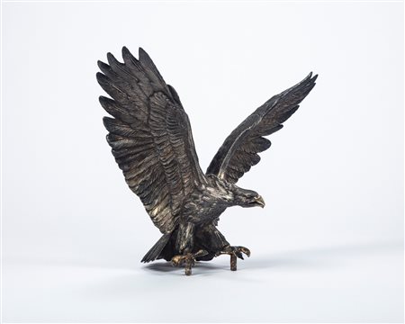 Aquila ad ali spiegate in argento sbalzato con piumaggio realisticamente cesellato 