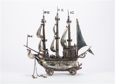 Nef in argento sbalzato e cesellato. Fine secolo XIX. Entro teca in vetro con base lignea 