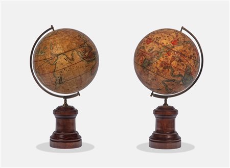 Globo celeste e globo terrestre su base in legno tornito. Secolo XIX