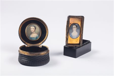 Lotto composto da una tabacchiera di forma circolare in tartaruga e metallo dorato,  decorata a finto vimini con motivo floreale stilizzato. datata 1755