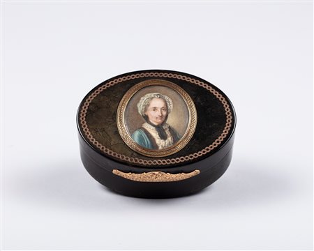 Tabacchiera di forma ovale in tartaruga scura. Francia, fine secolo XVIII