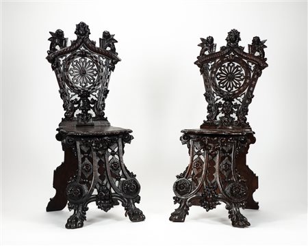 Coppia di sgabelli di forma mossa in legno  intagliato. Veneto, fine sec XIX