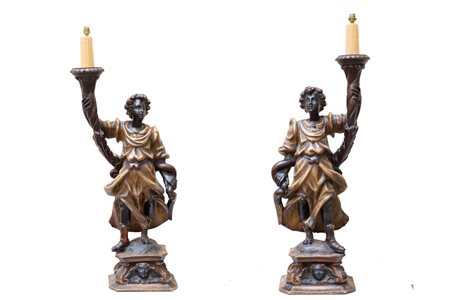 Coppia di figure reggitorcia in legno intagliato e dorato. Secolo XVIII
