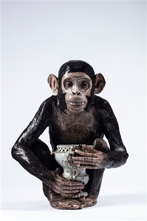 Scimmia accovacciata in porcellana. Manifattura di Capodimonte, fine secolo XIX/inizi secolo XX