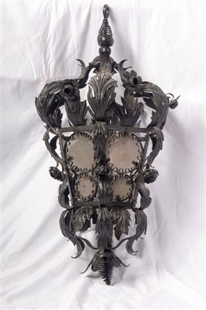  
Lanterna in sospensione  fine XIX/ inizi XX secolo
 80 x 42 cm