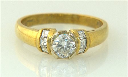 ANELLO ANELLO. In oro giallo 18 kt centrato da diamante taglio brillante di...