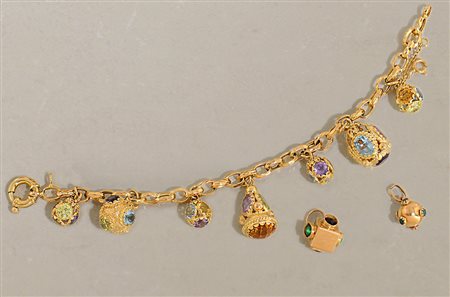 BRACCIALE BRACCIALE CHARMS. In oro giallo 18 kt a maglie ovali martellate con...