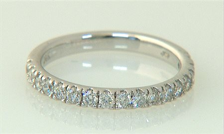 ANELLO ANELLO. In oro bianco 14 kt con diamanti taglio brillante disposti a...