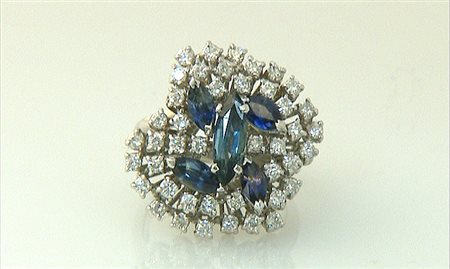 ANELLO ANELLO. In oro bianco 18 kt centrato da cinque zaffiri taglio navette...