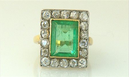 ANELLO ANELLO ANNI '50 CA. In oro giallo e bianco 18 kt centrato da smeraldo...