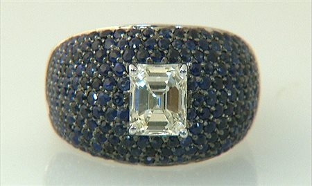 ANELLO ANELLO. In oro bianco e brunito 18 kt a fascia con zaffiri taglio...