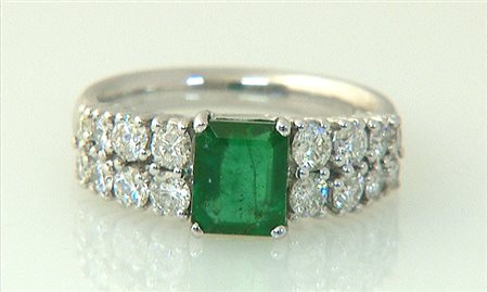 ANELLO ANELLO. In oro bianco 18 kt con smeraldo taglio rettangolare a...