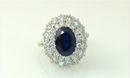 ANELLO ANELLO. In oro bianco 18 kt con zaffiro taglio ovale di cts. 2,50 ca....