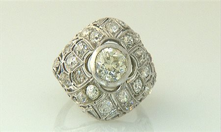 ANELLO ANELLO 1920. In oro bianco 18 kt con al centro un diamante taglio...