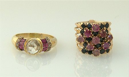 ANELLO LOTTO DI DUE ANELLI. In oro bassa caratura uno centrato da diamante...