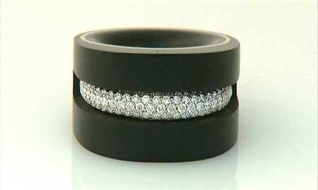 VHERNIER ANELLO DI VHERNIER. In oro bianco 18 kt e giaietto con centrale...