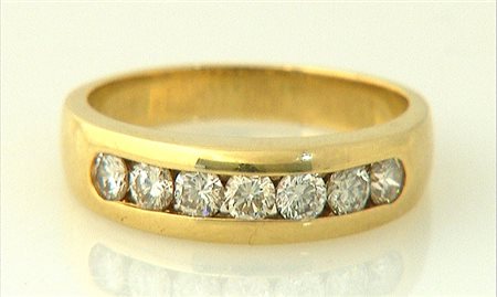 ANELLO ANELLO. In oro giallo 14 kt con sette diamanti taglio brillante...
