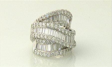 ANELLO ANELLO. In oro bianco 18 kt a tre fasce con diamanti taglio brillante,...