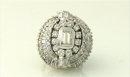 ANELLO ANELLO. In oro bianco 14 kt a turbante con al centro diamante taglio...