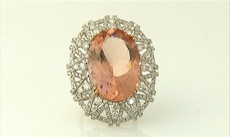 ANELLO ANELLO. In oro bianco 18 kt con al centro grande morganite forma ovale...