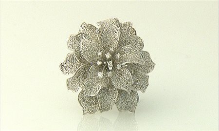 ANELLO ANELLO. In oro bianco 18 kt a grande fiore con petali sovrapposti e...