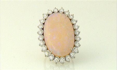 ANELLO ANELLO. In oro bianco 18 kt con grande opale taglio ovale cabochon di...