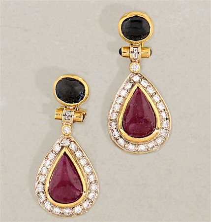 ORECCHINI COPPIA DI ORECCHINI PENDENTI. In oro giallo 18 kt perno e clip...